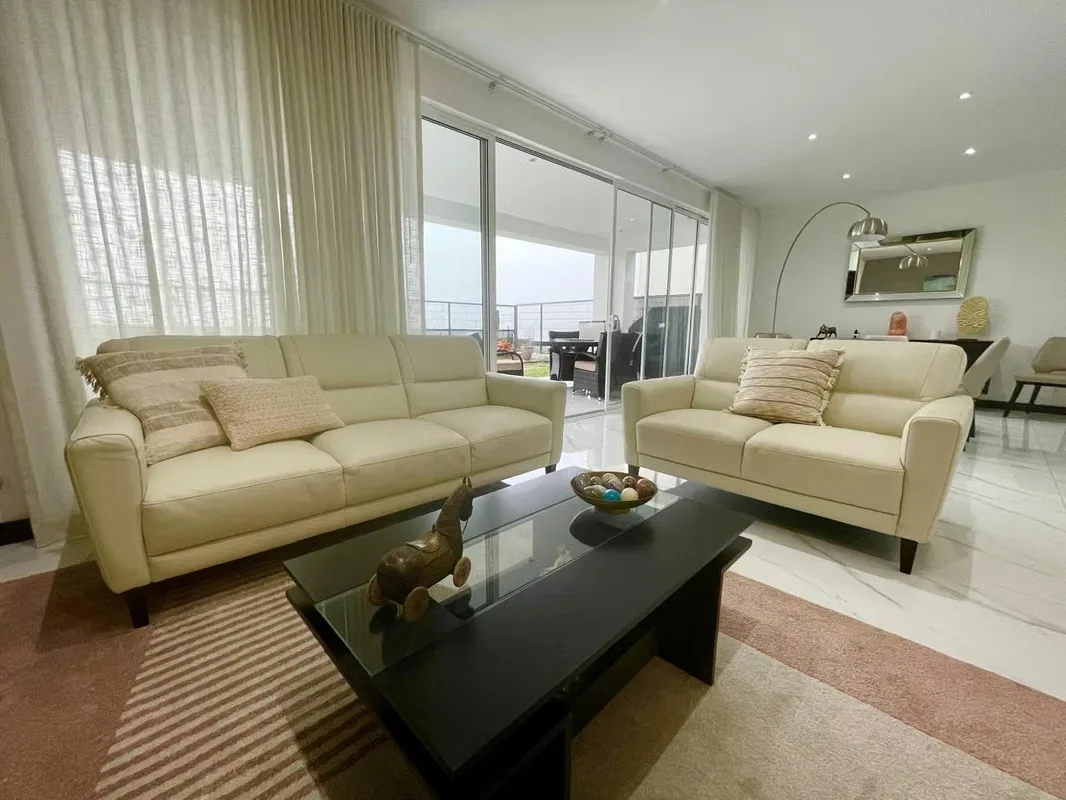 This beautiful house is in Guachipelín, about a few minutes away: Multiplaza, Avenida Escazú, CIMA, District Four, offices, schools and route 27 to get out quickly to the ...