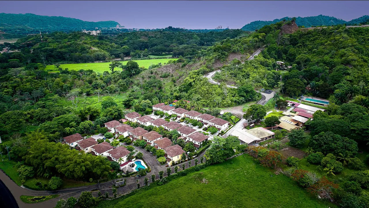 Oportunidad Única: Terreno de Uso Mixto de 3.578 m² en Condominio Las Nubes, Herradura