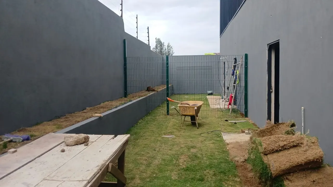 ende 4 locales comerciales, frente calle publica y autopista. Cada local mide 64 m² + 14 de mezanine. Cada terreno mide 259.74 m2 con 2 locales Área Jardín Delantero: 72 m2 Área ...