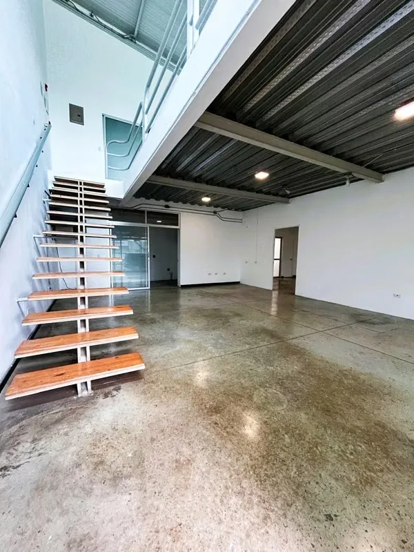 Este edificio de 350 m², distribuido en 2 niveles, combina un atractivo diseño industrial con ...