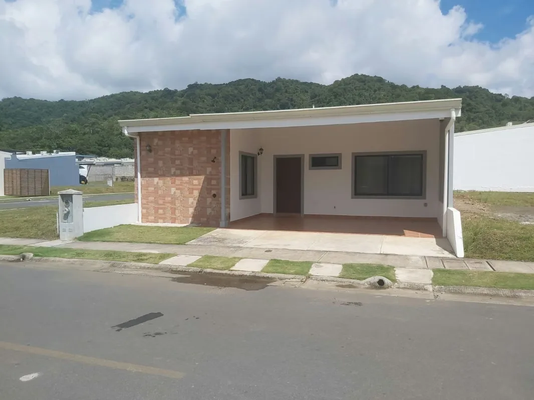 Beach house of a level in lot of 200 m2, in the fourth stage of the Arenas Condominium. Built in 2024 and in very good condition. With a construction area of 138.5 m2, three bedrooms ...