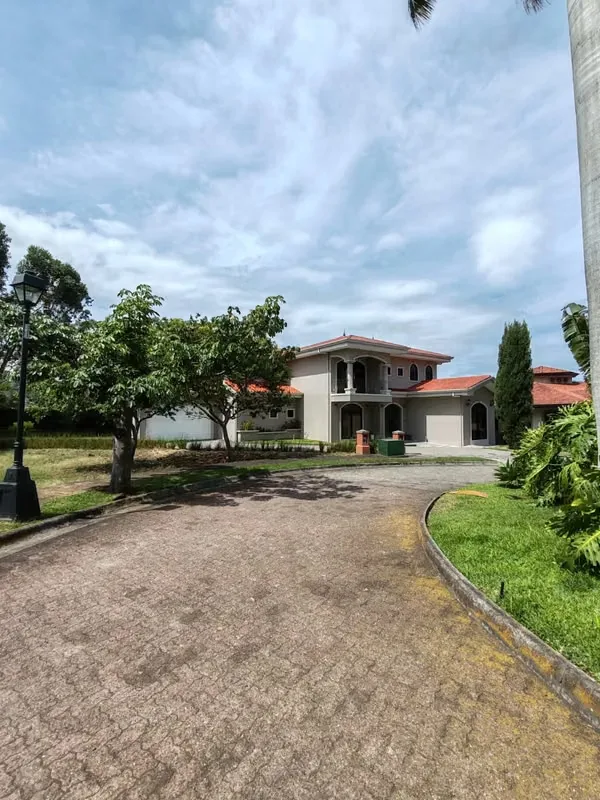 House for sale in Altos de Montealegre