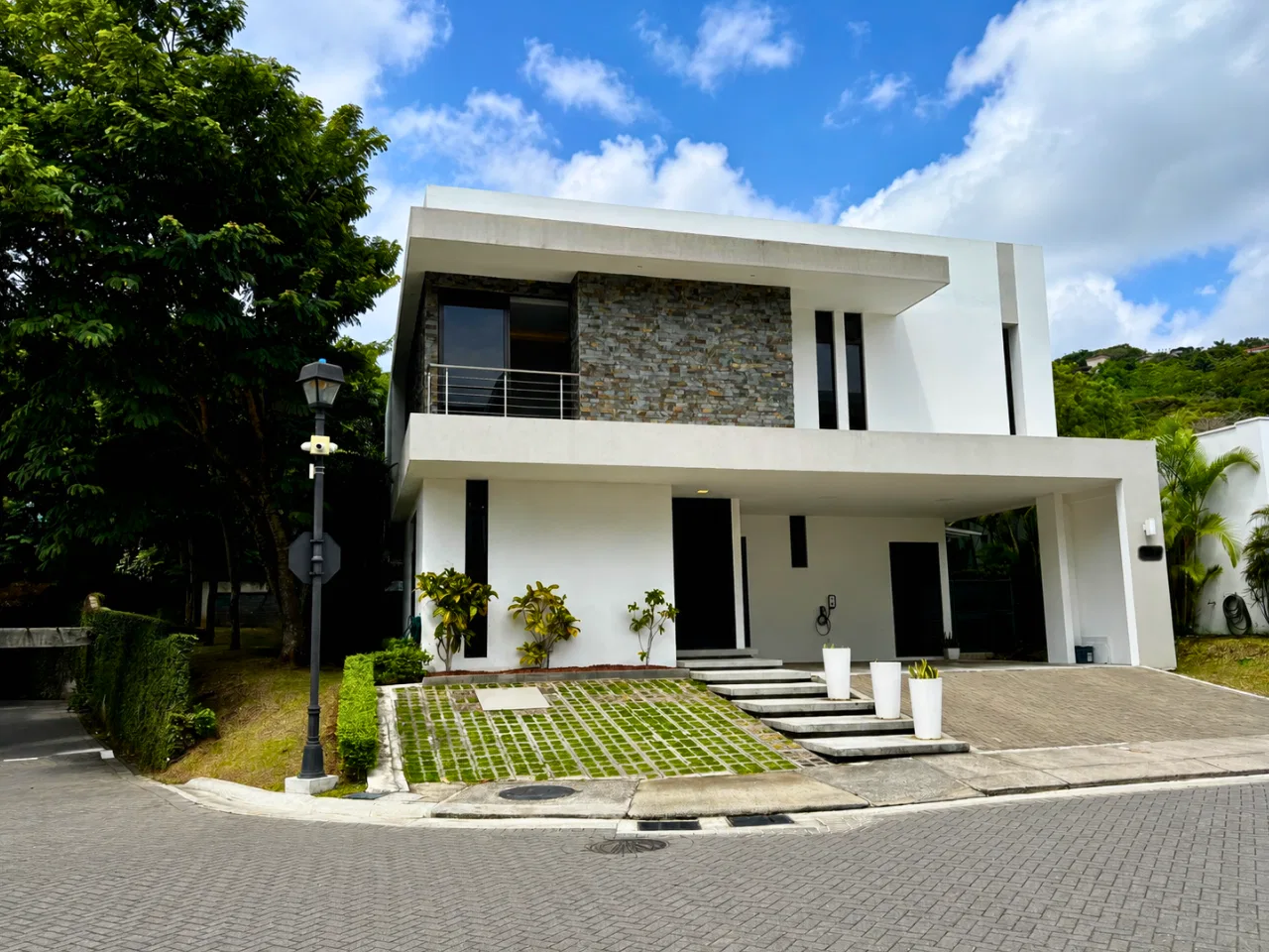 VENTA DE CASA EN BOSQUES DEL CARAO CONTEMPORÁNEA DE LUJO