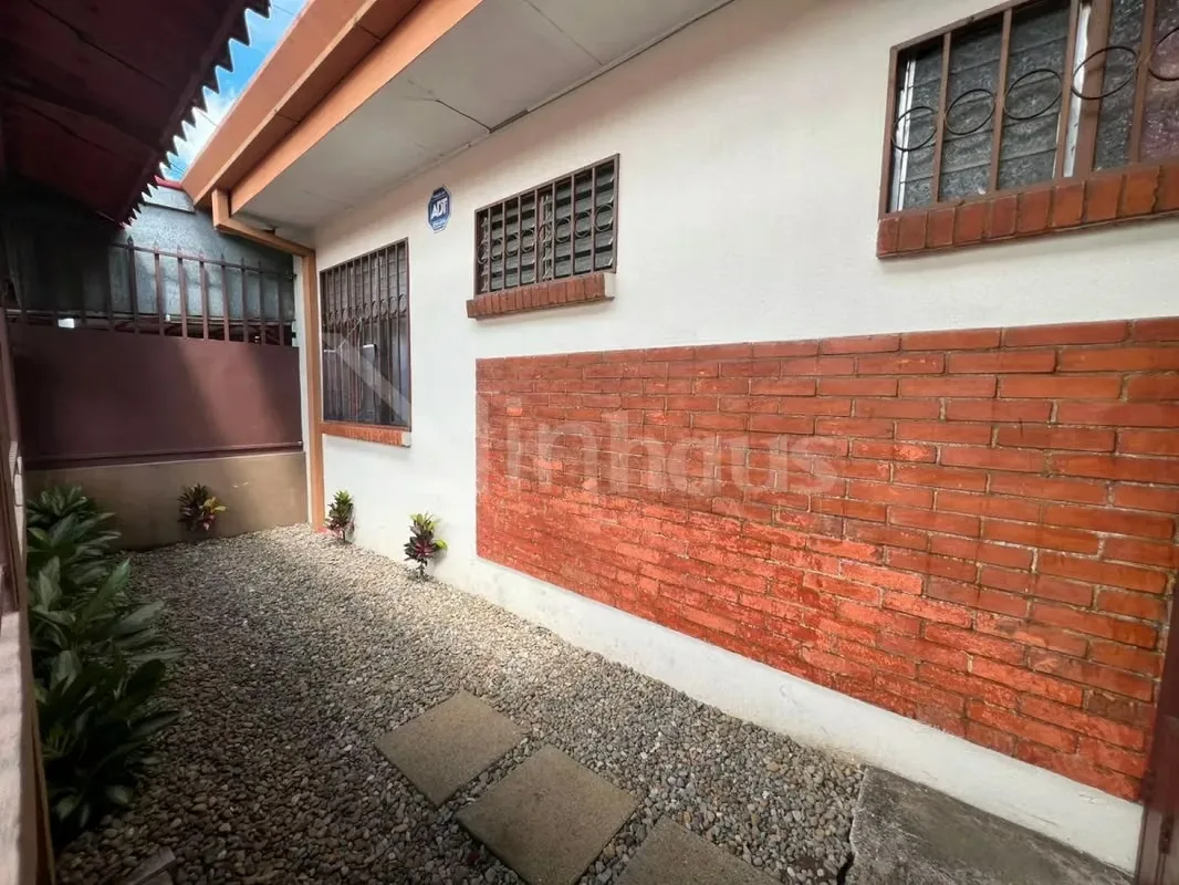 Discover this cozy house located in Hacienda Vieja, one of the most sought after residential areas in eastern San José for its tranquility, security and proximity to all services. Its ...