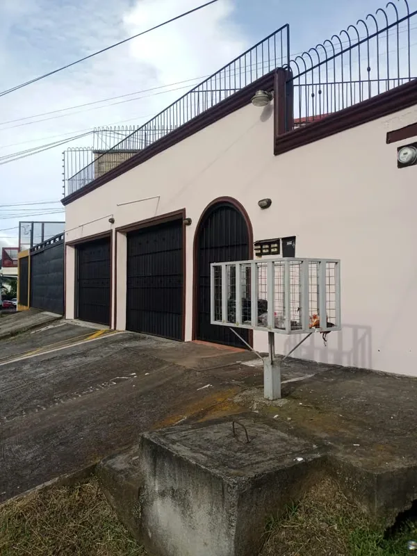 Apartamento para 1 o pareja, ubicado en las cercanías de Plaza Los Colegios y Lincoln Plaza. Cuenta con cortinas, muebles de cocina, closet, termoducha y un estacionamiento. No se ...
