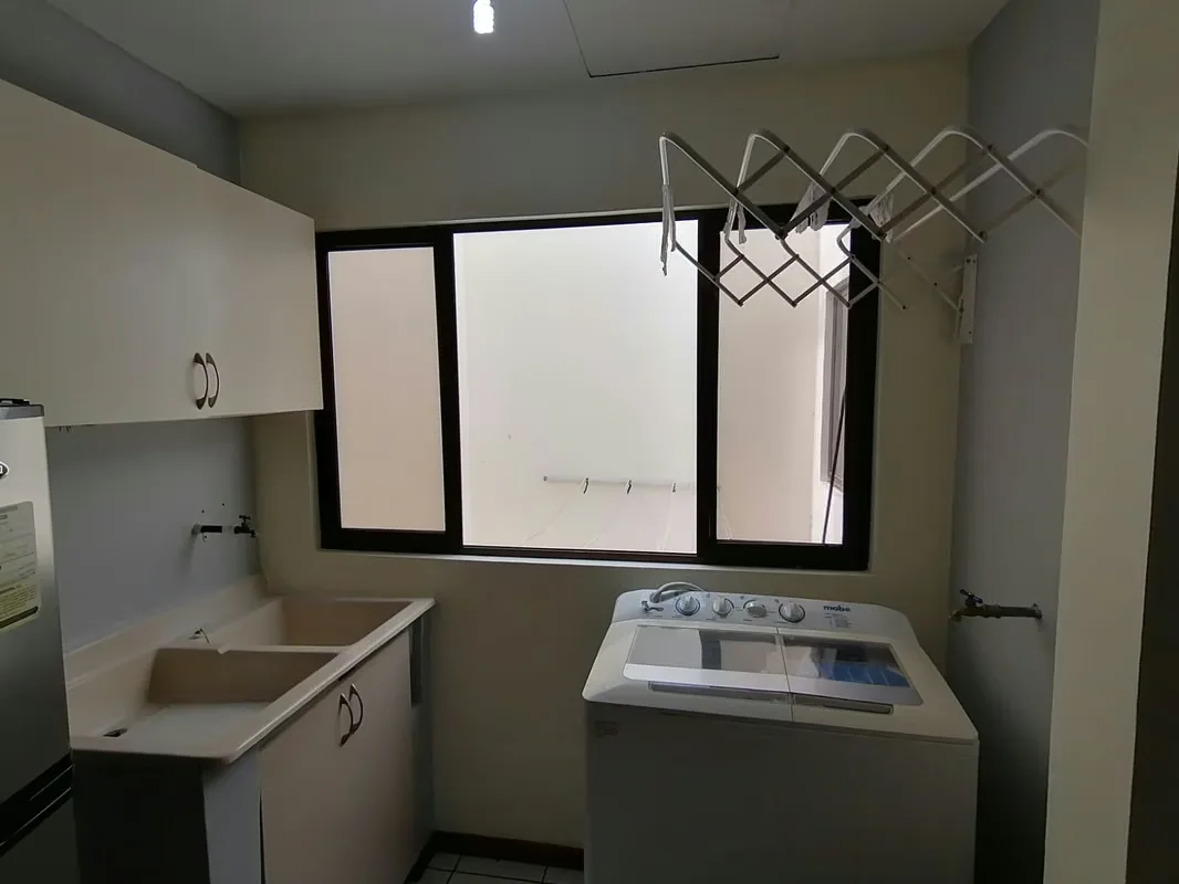 Apartamento para 1 o pareja, ubicado en las cercanías de Plaza Los Colegios y Lincoln Plaza. Cuenta con cortinas, muebles de cocina, closet, termoducha y un estacionamiento. No se ..., photo 2