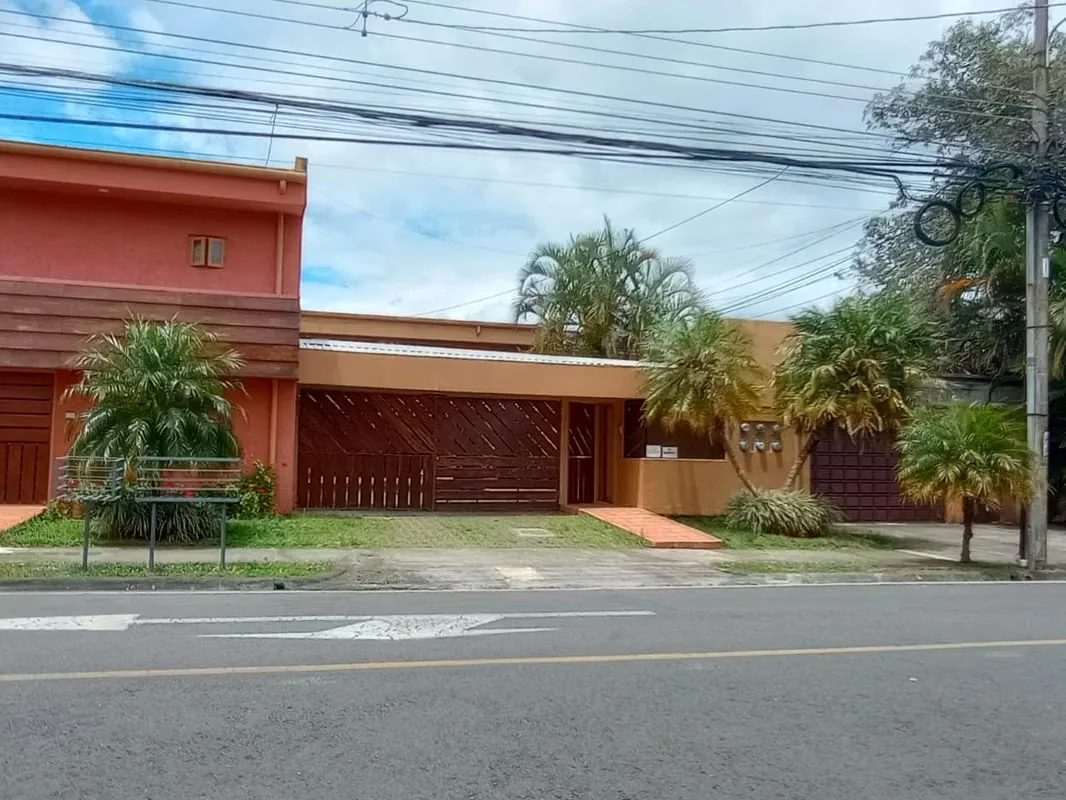 200m2 - Beautiful apartment for rent located in Pinares, in one of the most exclusive and sought-after areas of eastern Costa Rica. The property features abundant natural light, ...