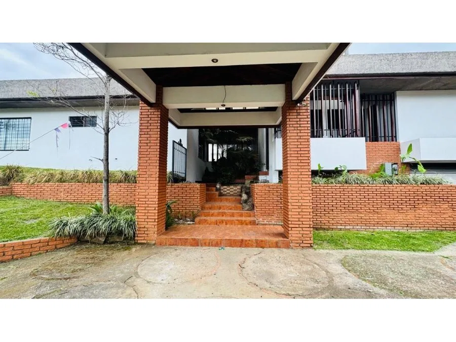 Se alquila casa, uso comercial, Rohmoser, para oficinas u otros.