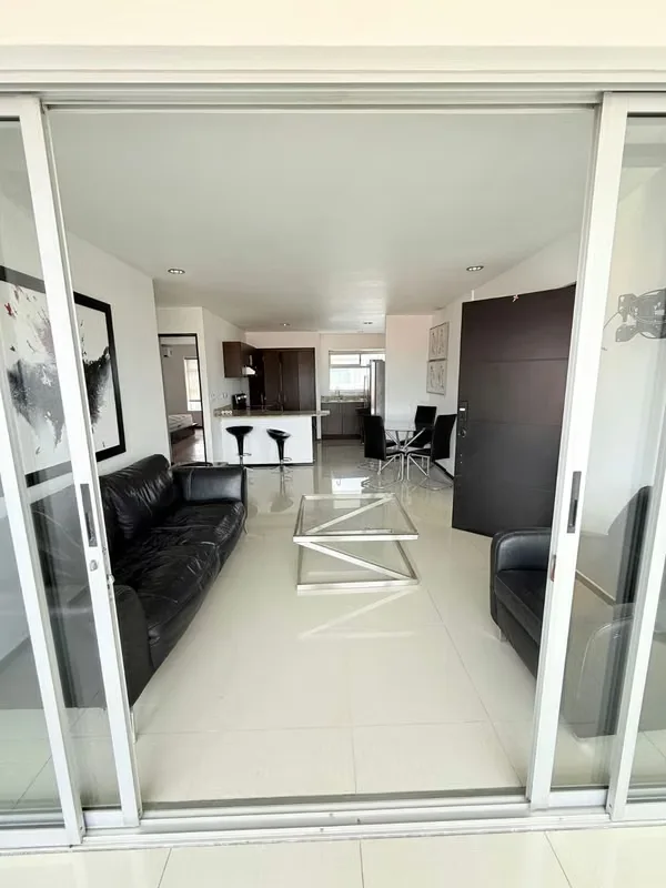 Apartamento amoblado de 70 m², con buena iluminación natural, distribución funcional y balcón.