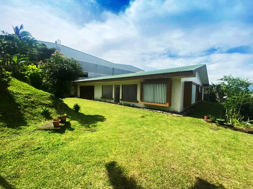 Terreno en venta con almacén y casa en Guayabos