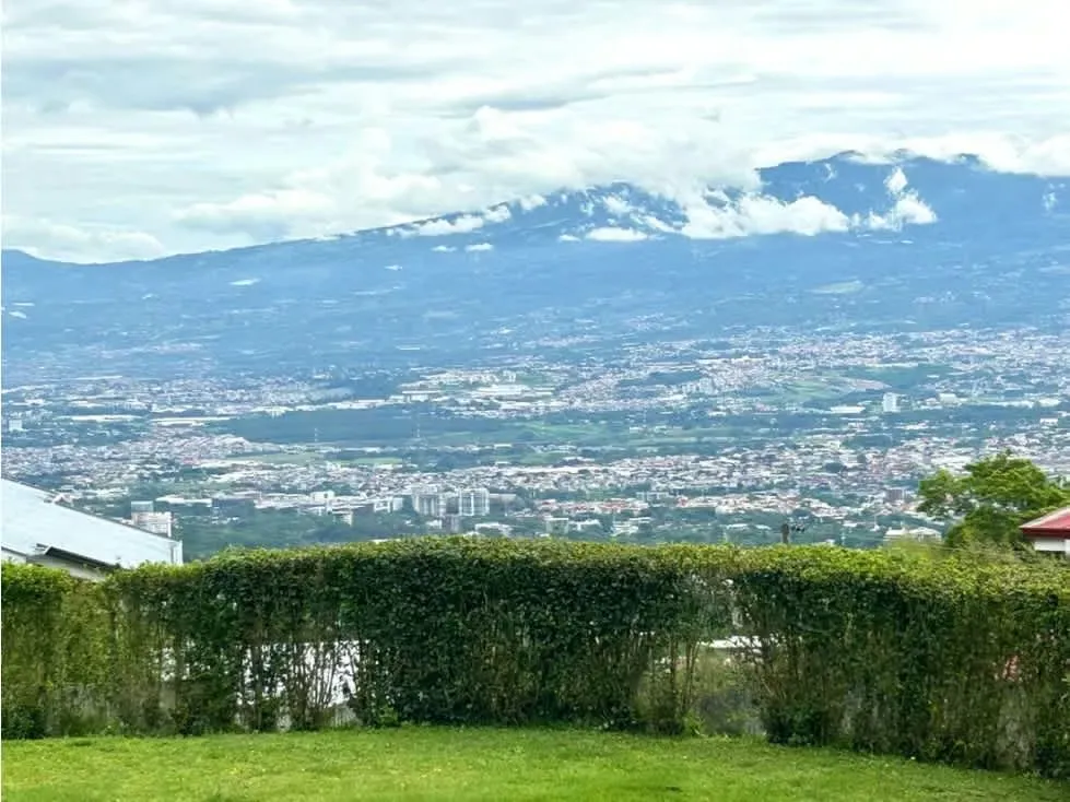 Vendo excelente lote de terreno, ubicado en San Antonio de Escazú, en la parte alta con vistas inmejorables
