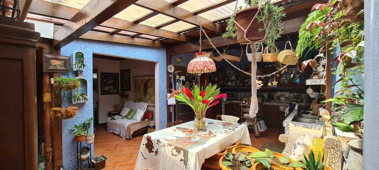 House for sale w/2 apartments and commercial premises Moravia center