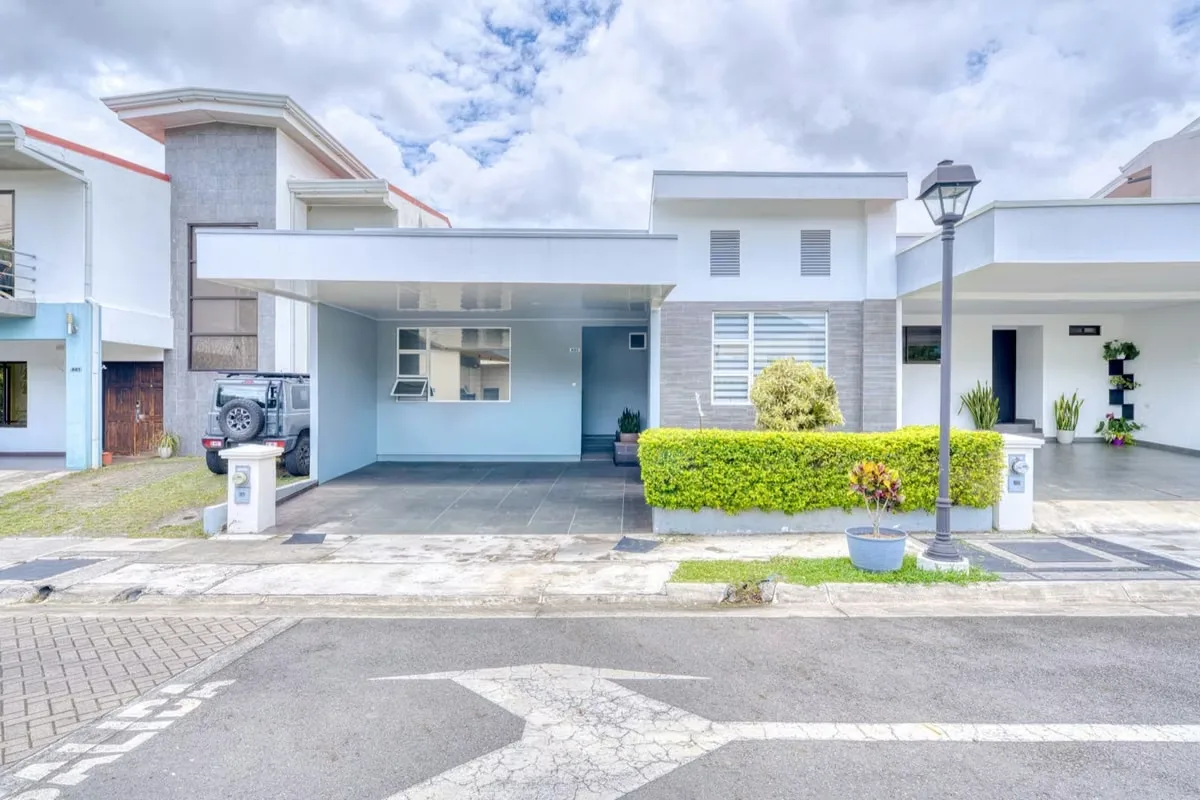 Casa de una planta – 200 m² de construcción – Terreno de 200 m² – 3 habitaciones – 2 baños – 2 parqueos – Cuota: 97.000 CRC / mes
