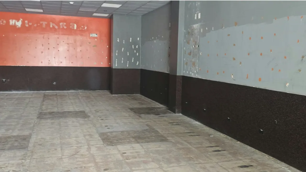 Extensive Local Commercial for Rent in Prestigious Shopping Centre, photo 2