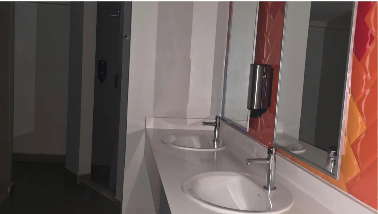 Extensive Local Commercial for Rent in Prestigious Shopping Centre, photo 4