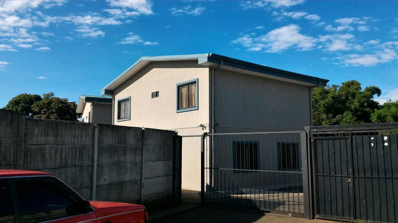 Amplio apartamento de 2 plantas y 80m2 en Mercedes Norte de Heredia. Ubicado en barrio tranquilo, calle sin salida cerca de transportes y servicios.
