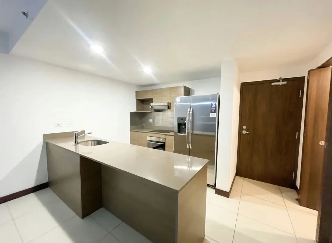 Ubicado en un piso alto, para deleitarse con las mejores vitas de la ciudad, amenidades inigualables y acabados ...