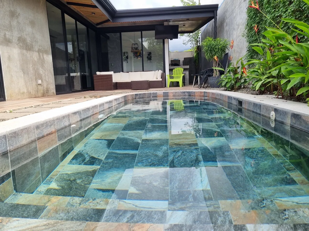 WALKING DISTANCE TO THE BEACH 3-BEDROOM TURN KEY HOUSE IN UVITA