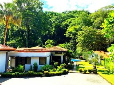 Tu propio oasis de lujo y naturaleza te espera, ¡con vecinos de 5 estrellas
