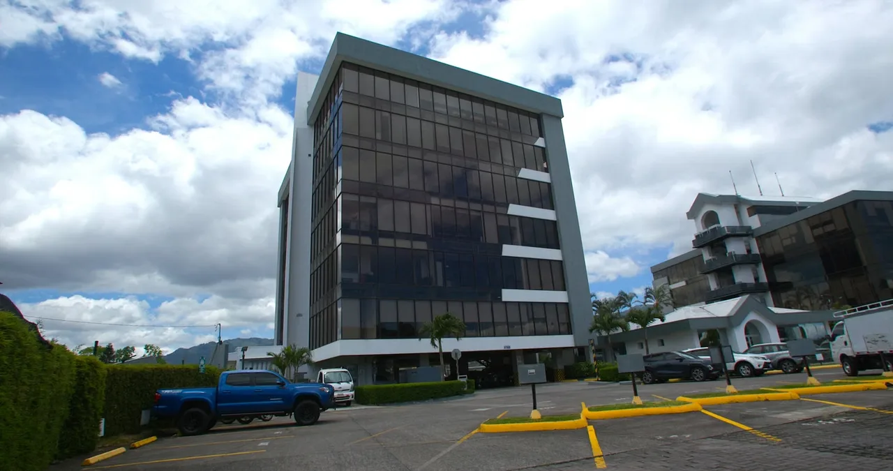 Ubicada en Oficentro La Virgen II, Edificio #8, Local 204 (segundo piso), esta oficina de 80 m² ofrece un espacio funcional, bien distribuido y completamente preparado para operación ...