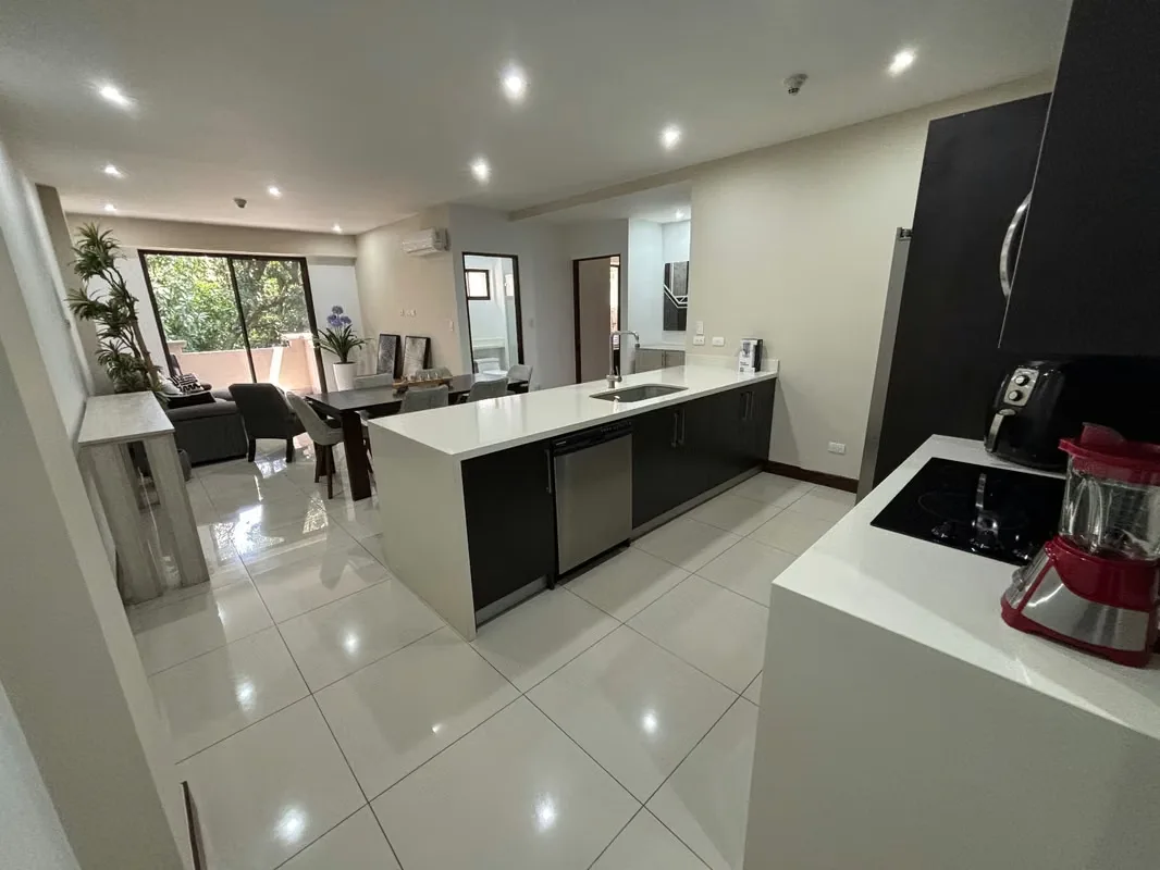 Apartamento totalmente amueblado y espacioso, con 2 parqueos y bodega.