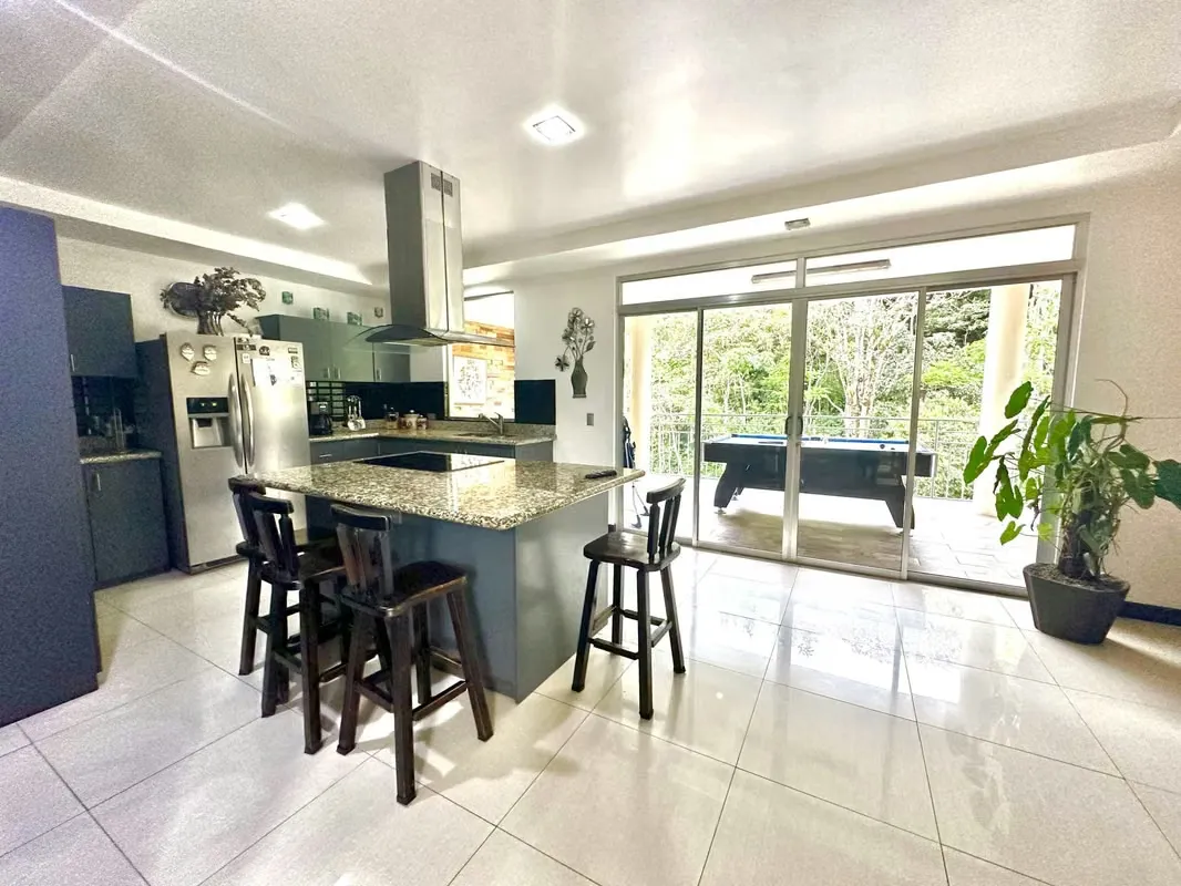 Se vende casa independiente en San Rafael de Montes de Oca. Se ubica en una calle segura y tranquila. La casa cuenta con portón eléctrico, y nos recibe su moderna fachada con espacio ..., photo 11