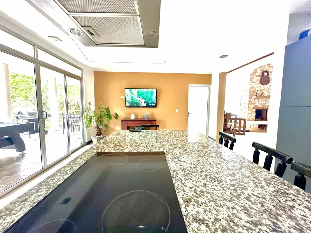 Se vende casa independiente en San Rafael de Montes de Oca. Se ubica en una calle segura y tranquila. La casa cuenta con portón eléctrico, y nos recibe su moderna fachada con espacio ..., photo 12