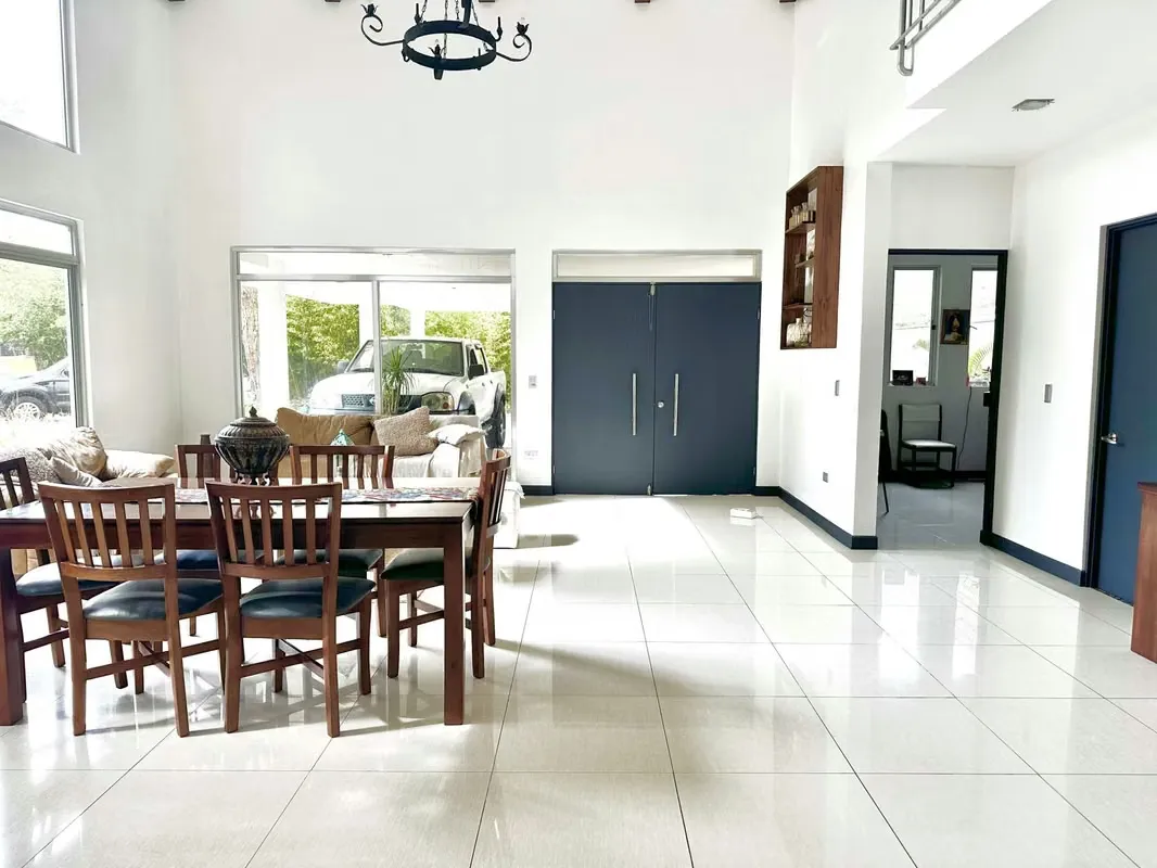 Se vende casa independiente en San Rafael de Montes de Oca. Se ubica en una calle segura y tranquila. La casa cuenta con portón eléctrico, y nos recibe su moderna fachada con espacio ..., photo 9