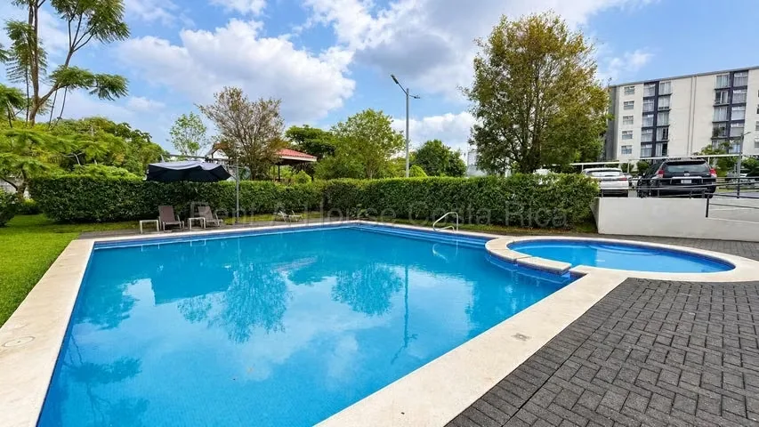 RAH 26-1809 LCV Tu nuevo hogar en Granadilla de Curridabat te espera! Disfruta de la comodidad y el estilo en este hermoso apartamento en condominio, ideal para quienes buscan un ...