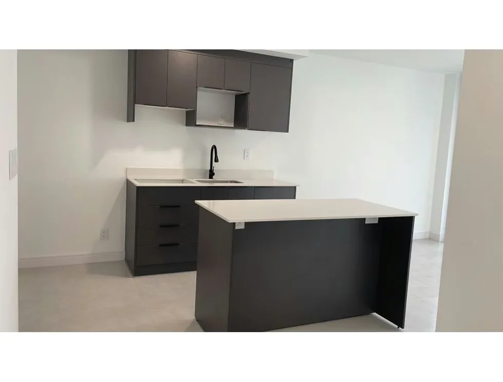 M0derno y exclusivo apartamento esquinero ubicado en el piso 12, vista al oeste, con diseño funcional y acabados contemporáneos.
