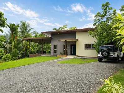 Casa privada de una sola planta en una parcela vallada de 1,25 acres con árboles frutales.