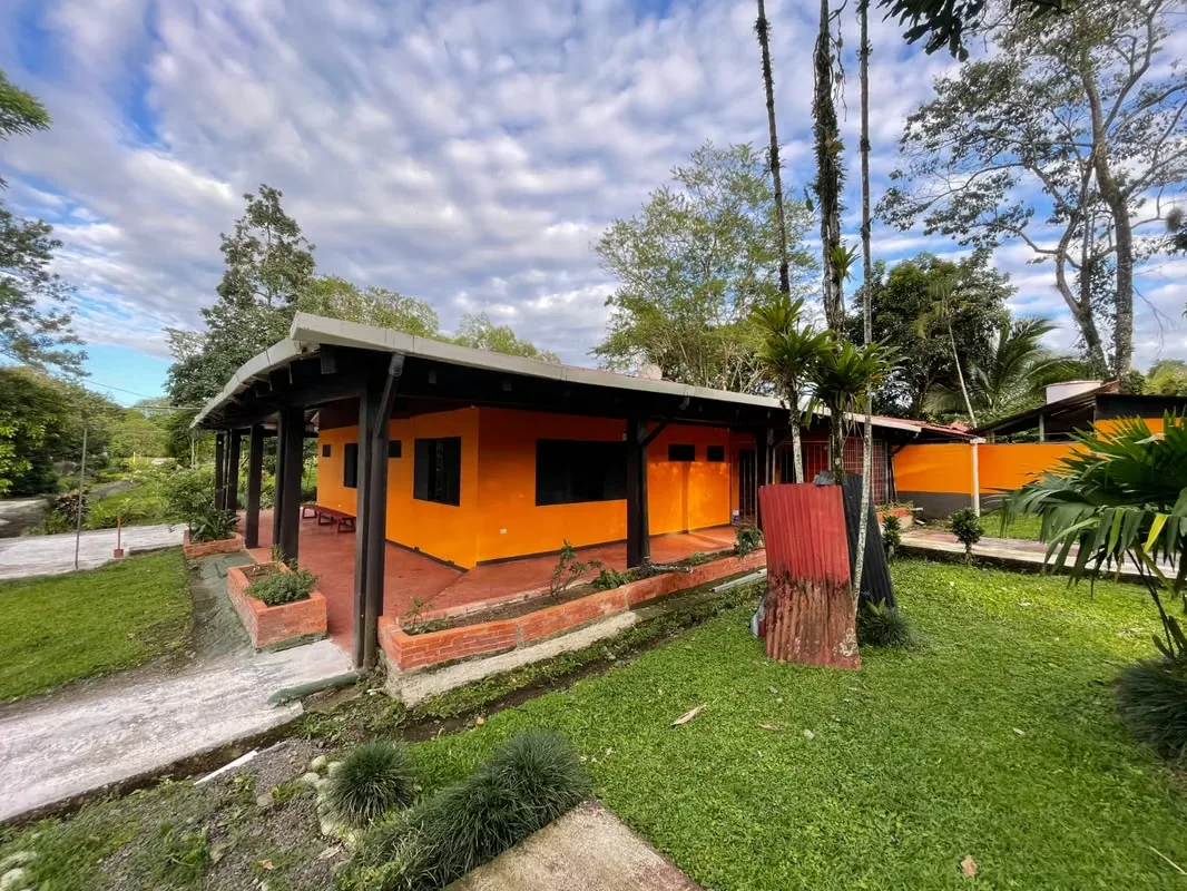 MA Asesorías vende propiedad con casa y amplias zonas verdes en Barrio La Trocha de Guápiles
