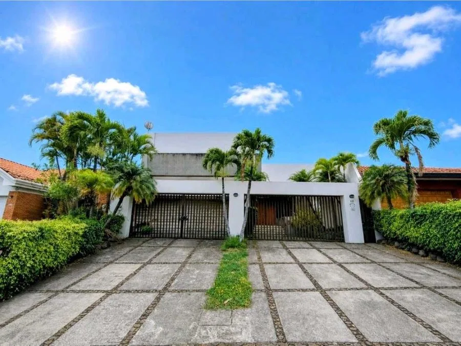 VENDO / ALQUILO HERMOSA CASA DE UNA PLANTA, SAN RAFAEL DE ESCAZU