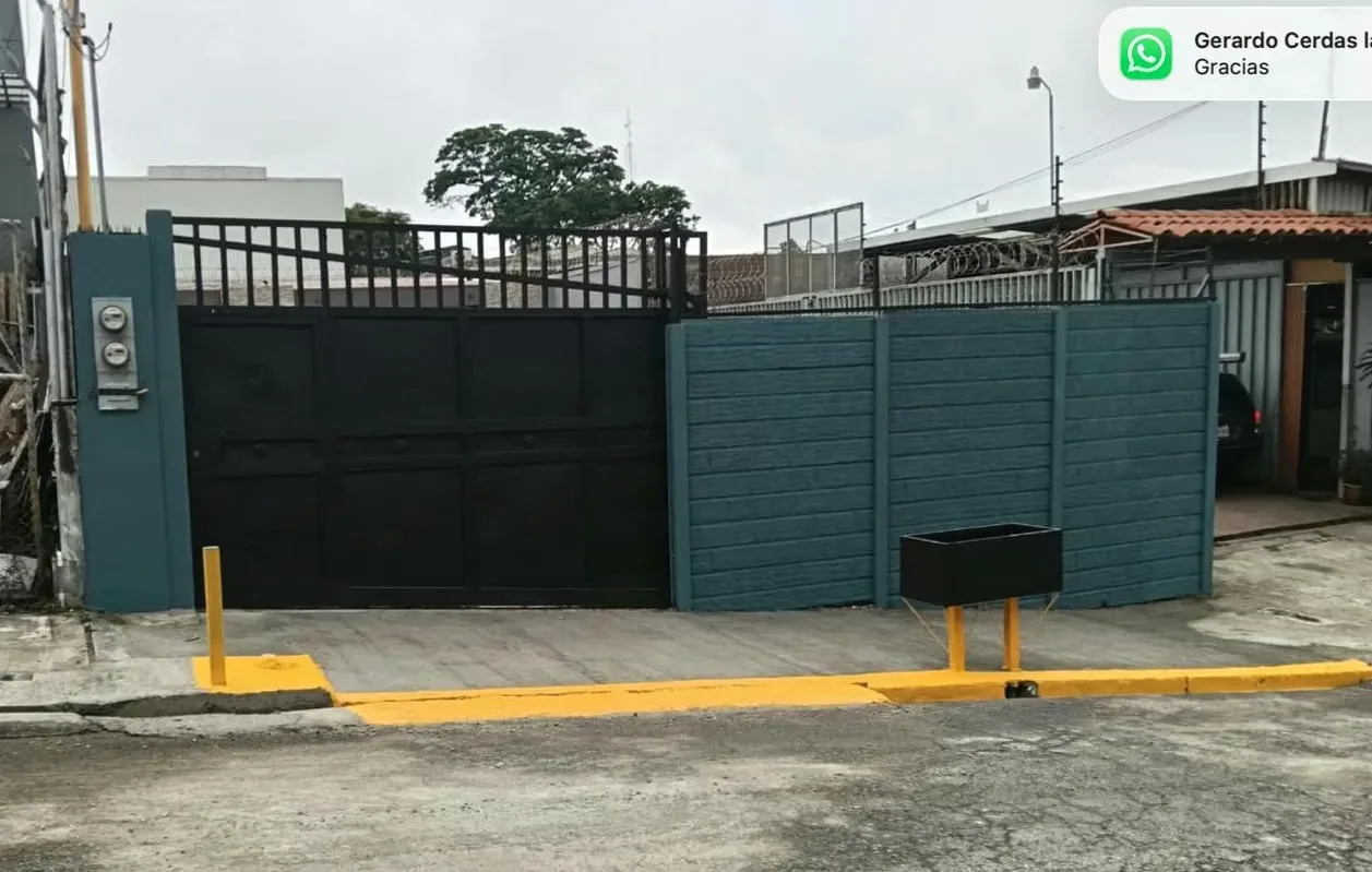 SE ALQUILA , 3 oficinas , recepcion , sala grande , dos baños , cocina , parqueo para 4 a 5 carros , porton electrico .