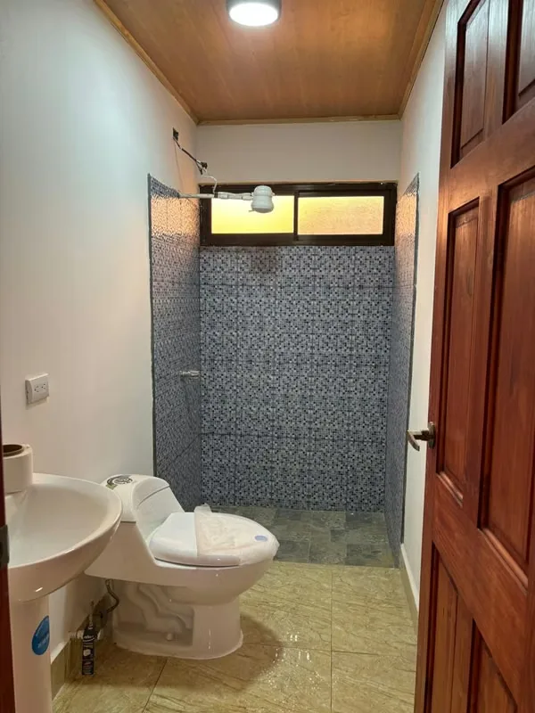 SE ALQUILA , 3 oficinas , recepcion , sala grande , dos baños , cocina , parqueo para 4 a 5 carros , porton electrico ., photo 2