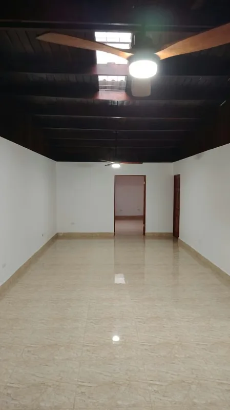 SE ALQUILA , 3 oficinas , recepcion , sala grande , dos baños , cocina , parqueo para 4 a 5 carros , porton electrico ., photo 3