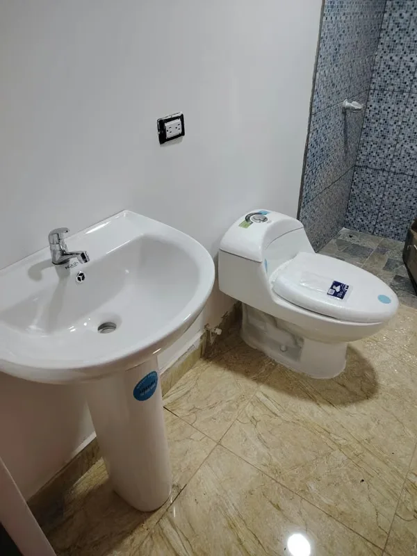 SE ALQUILA , 3 oficinas , recepcion , sala grande , dos baños , cocina , parqueo para 4 a 5 carros , porton electrico ., photo 4