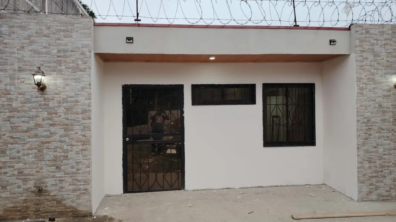 SE ALQUILA , 3 oficinas , recepcion , sala grande , dos baños , cocina , parqueo para 4 a 5 carros , porton electrico ., photo 6
