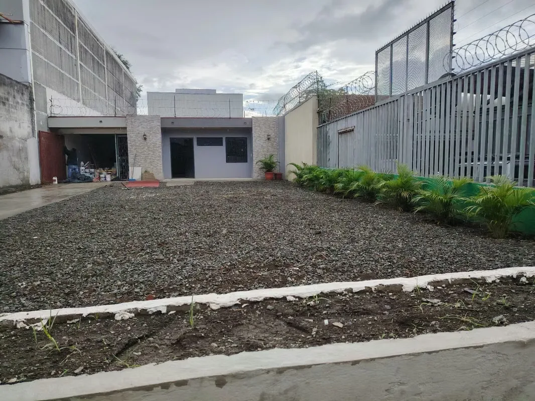 SE ALQUILA , 3 oficinas , recepcion , sala grande , dos baños , cocina , parqueo para 4 a 5 carros , porton electrico ., photo 7