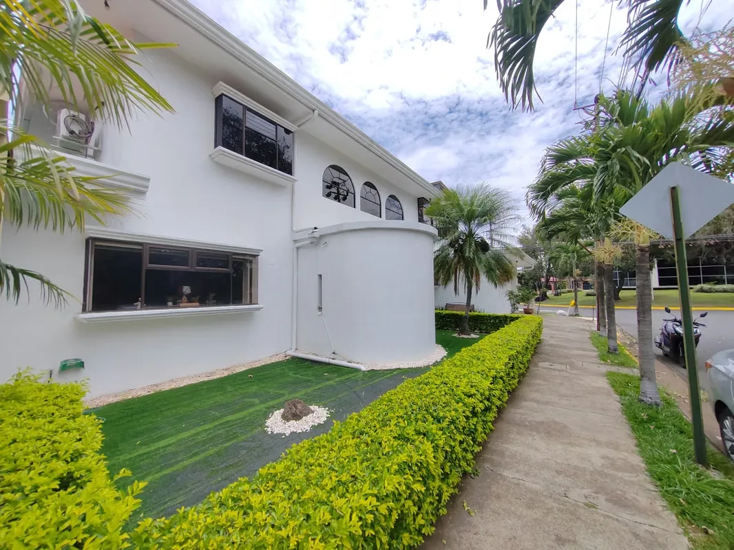 Se vende espectacular casa esquinera en Residencial Los Arcos. Con 300 m² de construcción, esta casa te recibe con un majestuoso hall de ...