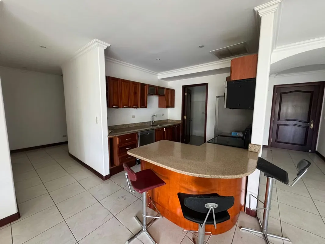 Hay apartamentos que ofrecen espacio… y hay apartamentos que elevan por completo su estilo de vida. Bienvenido a Riverside, Escazú.
