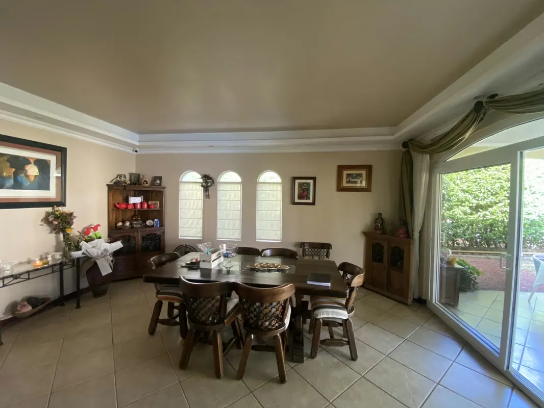 Hermosa casa de dos niveles ubicada en uno de los residenciales más exclusivos de Santa Ana, con pisicina y rodeada de ..., photo 2