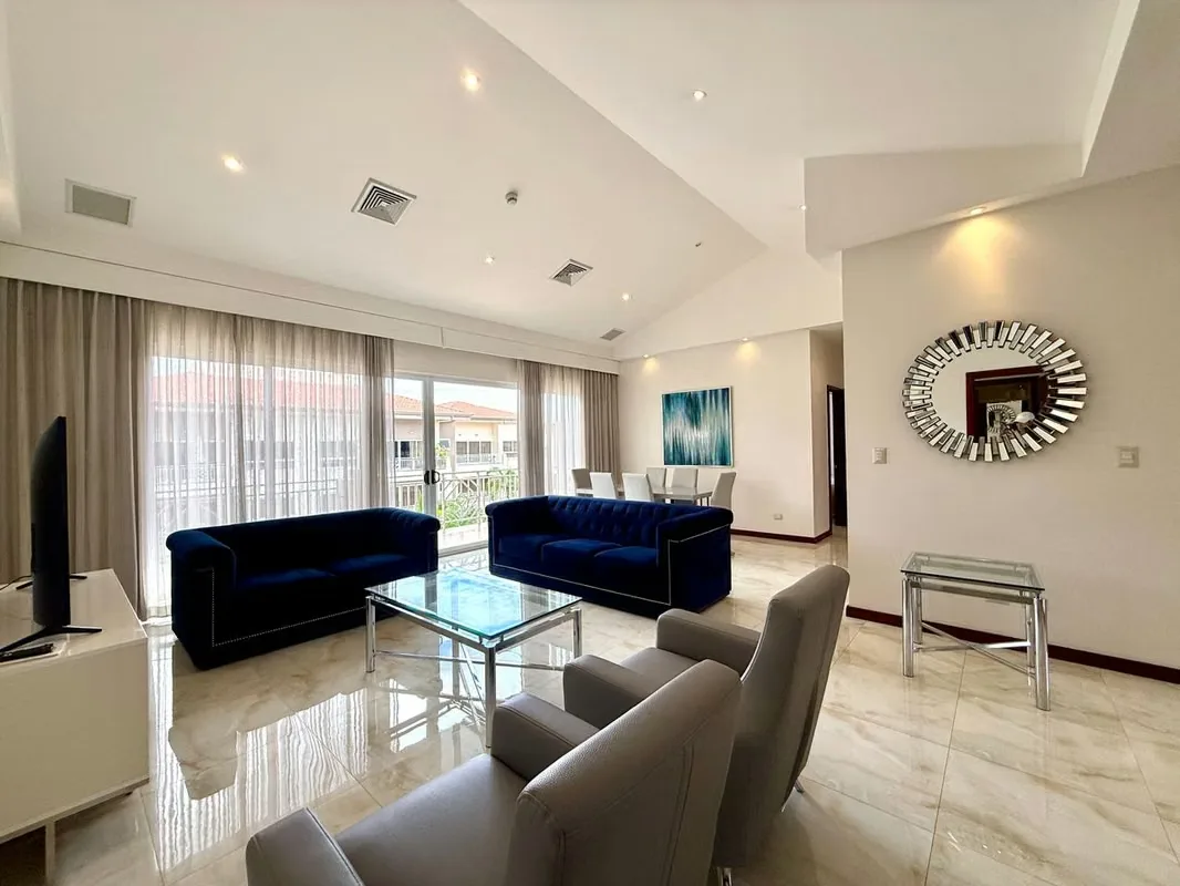 This apartment stands out for its excellent location, with easy access to a variety of points of interest. Featuring a classic style and elegant porcelain tile flooring, it offers ...