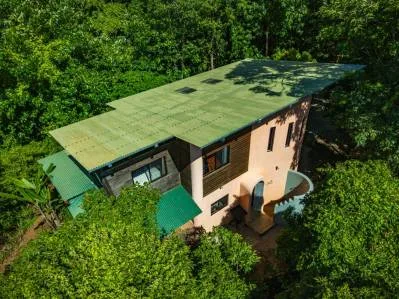 Casa Rustica con Oficina en un Amplio Terreno