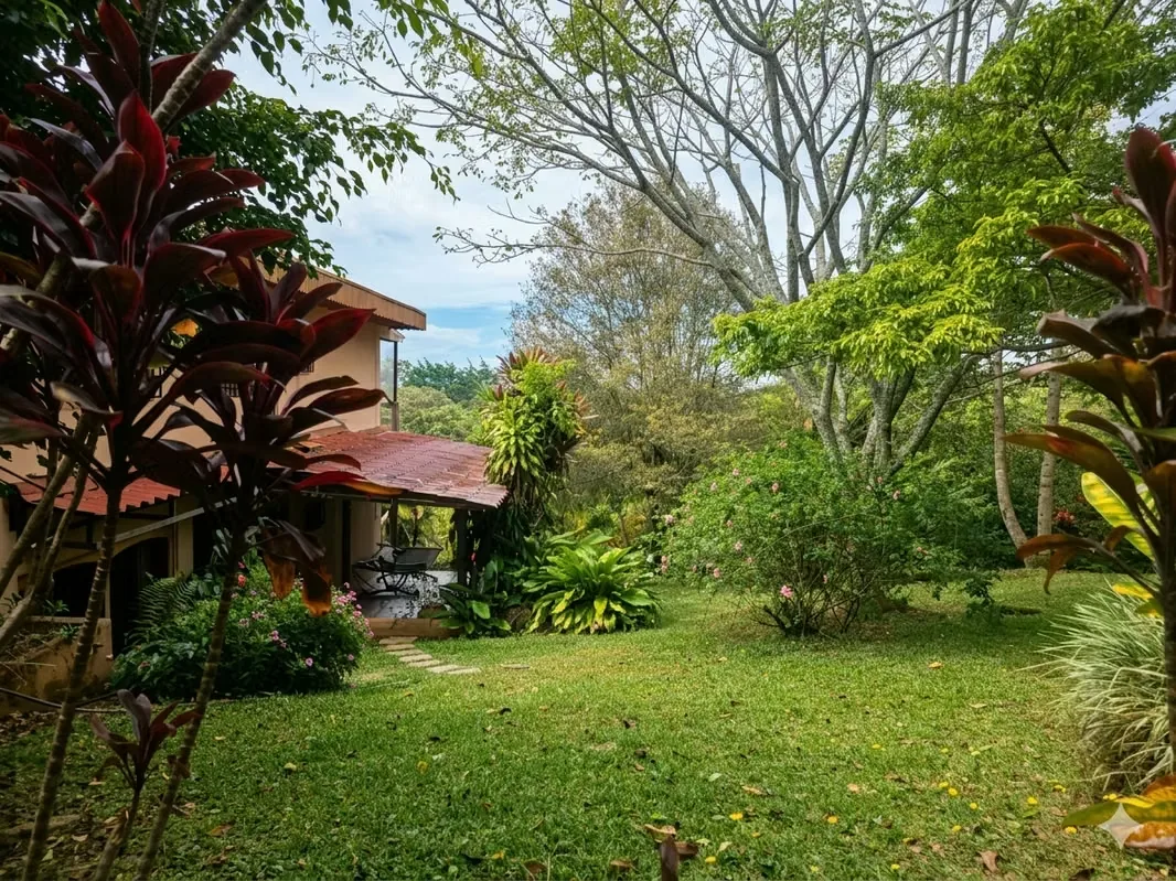 Waking up every morning to a panoramic view of the Central Valley, breathing fresh air, and enjoying the tranquility that only the mountains of San Rafael de Heredia can offer, is a ...