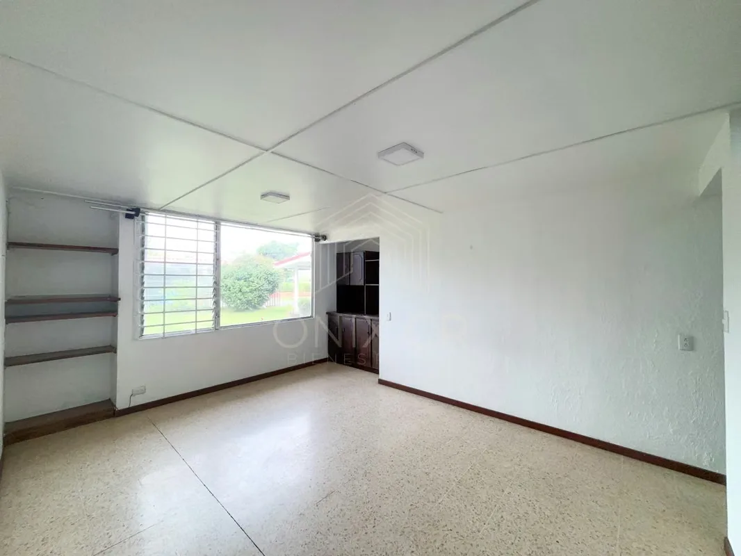 Si busca un apartamento práctico, ubicado en primer piso y con una habitación realmente amplia, esta es una excelente opción para vivir con comodidad en una zona de fácil acceso y ...