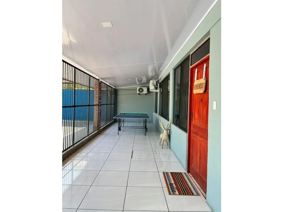 ¡Vive en medio de la tranquilidad y el hermoso paisaje de la costa de El Roble, Puntarenas! Esta espectacular casa, ubicada en un terreno de 2744 M2, cuenta con 4 amplias alcobas ...