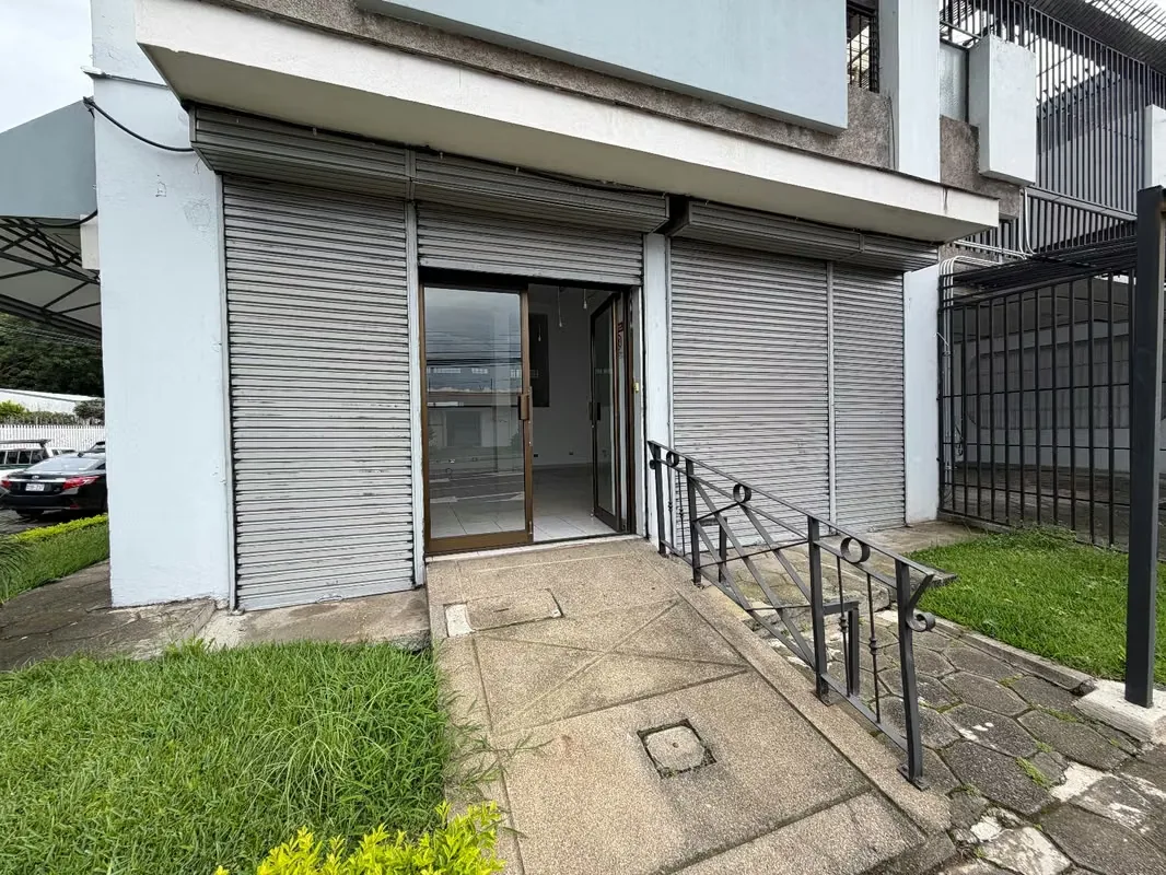 Local Comercial Esquinero En Barrio María Auxiliadora En Heredia