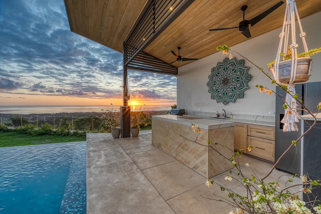 LUXURY 6 BEDROOM HOME WITH AMAZING OCEAN VIEW, photo 2
