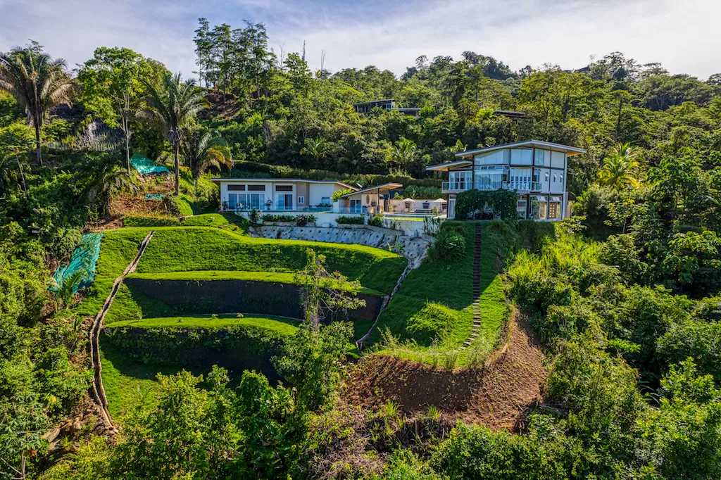 LUXURY 6 BEDROOM HOME WITH AMAZING OCEAN VIEW, photo 4